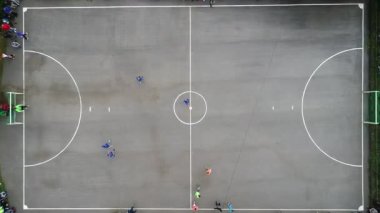 Top view İHA 'sı amatör futbol maçının üzerinde uçuyor. Kırsal otantik turnuva. Yüksek kalite 4k görüntü