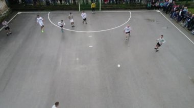 Top view İHA 'sı amatör futbol maçının üzerinde uçuyor. Kırsal otantik turnuva. Yüksek kalite 4k görüntü