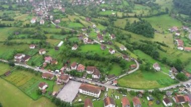 Top view İHA 'sı amatör futbol maçının üzerinde uçuyor. Kırsal otantik turnuva. Yüksek kalite 4k görüntü