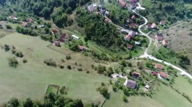Ormanlardaki toprak bir patikada ATV kuadlarının hava aracı görüntüsü. Off-road grubu kulüp meraklıları kırsal yollarda araba sürerken eğleniyorlar. Yüksek kalite 4k görüntü