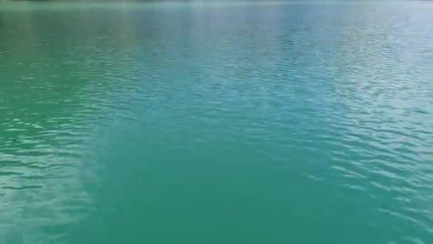 山林湖中的绿松石水 蓝色抽象背景图 清澈的高山湖水 电影循环背景 高质量的4K镜头 — 图库视频影像