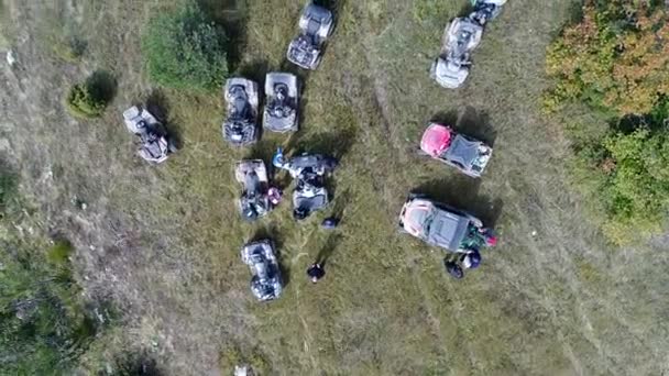 Vista Aérea Drones Quads Atv Uma Trilha Terra Florestas Grupo — Vídeo de Stock