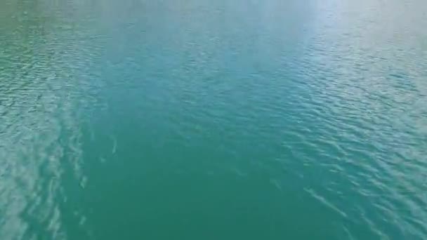 Türkisfarbenes Wasser Einem Bergwaldsee Luftaufnahme Des Blauen Abstrakten Hintergrundes Eröffnungsszenen — Stockvideo