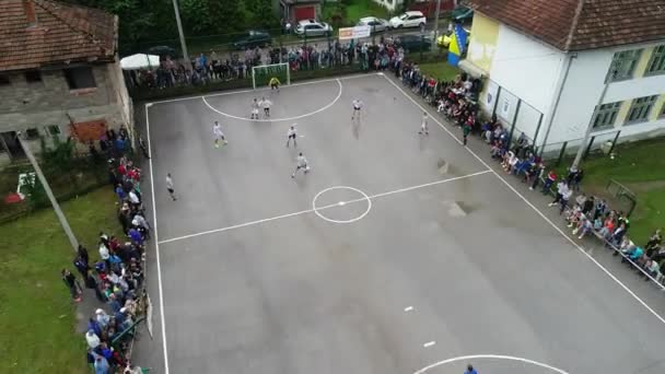 アマチュアサッカーの試合の上を飛ぶドローンのトップビュー 田舎の本格的なトーナメント 高品質4K映像 — ストック動画