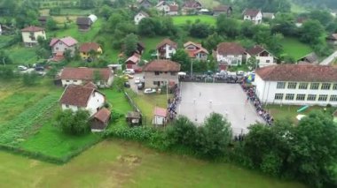 Top view İHA 'sı amatör futbol maçının üzerinde uçuyor. Kırsal otantik turnuva. Yüksek kalite 4k görüntü