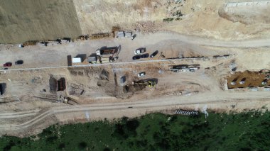 Otoyol köprüsündeki hava aracı görüntüsü. Modern yeni yolda viyadük inşaatı. Merhaba kaliteli 4K görüntüler