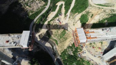 Otoyol köprüsündeki hava aracı görüntüsü. Modern yeni yolda viyadük inşaatı. Merhaba kaliteli 4K görüntüler