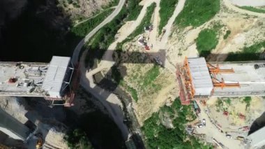 Otoyol köprüsündeki hava aracı görüntüsü. Modern yeni yolda viyadük inşaatı. Merhaba kaliteli 4K görüntüler