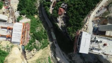 Otoyol köprüsündeki hava aracı görüntüsü. Modern yeni yolda viyadük inşaatı. Merhaba kaliteli 4K görüntüler