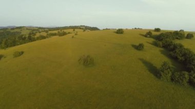 Sonsuz bir dağ ve orman manzarasının sinematik görüntüsü. Gün batımında Dağ 'daki tepelerin üzerinden uçacağız. Merhaba kaliteli 4K görüntüler.