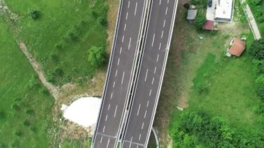 Otoyol köprüsündeki hava aracı görüntüsü. Modern yeni yolda viyadük inşaatı. Merhaba kaliteli 4K görüntüler