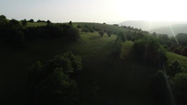Sonsuz bir dağ ve orman manzarasının sinematik görüntüsü. Gün batımında Dağ 'daki tepelerin üzerinden uçacağız. Merhaba kaliteli 4K görüntüler.