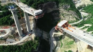 Otoyol köprüsündeki hava aracı görüntüsü. Modern yeni yolda viyadük inşaatı. Merhaba kaliteli 4K görüntüler