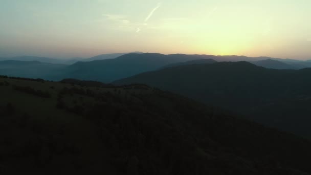 电影空中拍摄了无尽的山林风景 日落时分飞越高山森林 高质4K镜头 — 图库视频影像