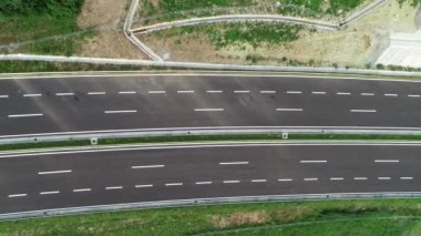 Otoyol köprüsündeki hava aracı görüntüsü. Modern yeni yolda viyadük inşaatı. Merhaba kaliteli 4K görüntüler