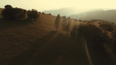 Sonsuz bir dağ ve orman manzarasının sinematik görüntüsü. Gün batımında Dağ 'daki tepelerin üzerinden uçacağız. Merhaba kaliteli 4K görüntüler.