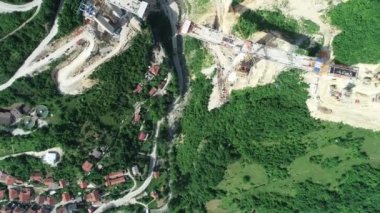 Otoyol köprüsündeki hava aracı görüntüsü. Modern yeni yolda viyadük inşaatı. Merhaba kaliteli 4K görüntüler