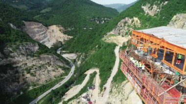 Otoyol köprüsündeki hava aracı görüntüsü. Modern yeni yolda viyadük inşaatı. Merhaba kaliteli 4K görüntüler