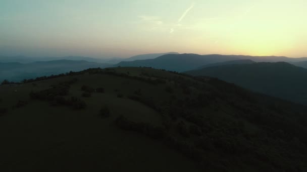 Fotografia Aérea Cinematográfica Uma Montanha Sem Fim Paisagem Florestal Voo — Vídeo de Stock