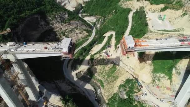 正在建设中的公路桥梁公路空中无人机视图 在现代新公路上建造高架桥 高质4K镜头 — 图库视频影像