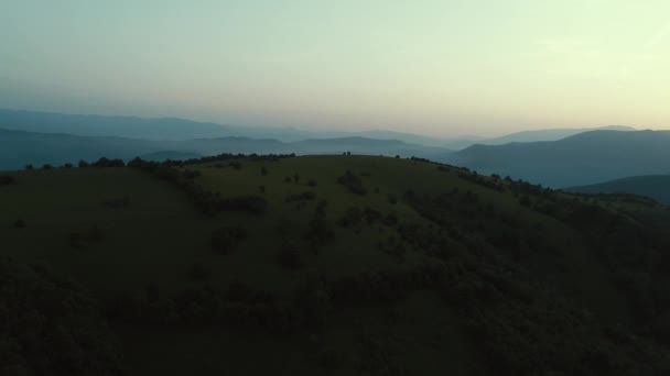 Sonsuz Bir Dağ Orman Manzarasının Sinematik Görüntüsü Gün Batımında Dağ — Stok video