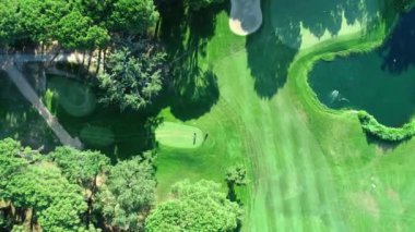 Golf sahasında maç yapan insanların hava görüntüleri. Güneşli bir yaz gününde golf oynayan aktif erkeklerin genel sineması. İş için arka plan. Yüksek kalite 4k görüntü
