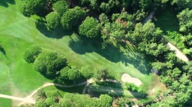 Golf sahasında maç yapan insanların hava görüntüleri. Güneşli bir yaz gününde golf oynayan aktif erkeklerin genel sineması. İş için arka plan. Yüksek kalite 4k görüntü