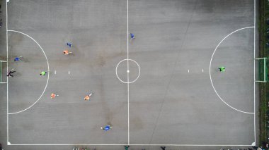 Top view İHA 'sı amatör futbol maçının üzerinde uçuyor. Kırsal otantik turnuva. Yüksek kalite 4k görüntü