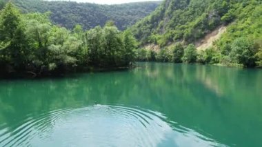 Yeşil ormanda güzel bir şelale, üst manzara. Nehir kanyonda, insansız hava aracı Büyük Şelale. Yüksek kalite 4k görüntü