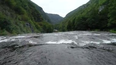 Yeşil ormanda güzel bir şelale, üst manzara. Nehir kanyonda, insansız hava aracı Büyük Şelale. Yüksek kalite 4k görüntü