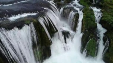 Yeşil ormanda güzel bir şelale, üst manzara. Nehir kanyonda, insansız hava aracı Büyük Şelale. Yüksek kalite 4k görüntü