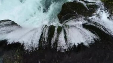 Yeşil ormanda güzel bir şelale, üst manzara. Nehir kanyonda, insansız hava aracı Büyük Şelale. Yüksek kalite 4k görüntü