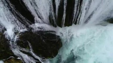 Yeşil ormanda güzel bir şelale, üst manzara. Nehir kanyonda, insansız hava aracı Büyük Şelale. Yüksek kalite 4k görüntü