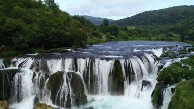 Yeşil ormanda güzel bir şelale, üst manzara. Nehir kanyonda, insansız hava aracı Büyük Şelale. Yüksek kalite 4k görüntü