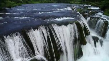 Yeşil ormanda güzel bir şelale, üst manzara. Nehir kanyonda, insansız hava aracı Büyük Şelale. Yüksek kalite 4k görüntü