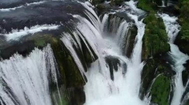 Yeşil ormanda güzel bir şelale, üst manzara. Nehir kanyonda, insansız hava aracı Büyük Şelale. Yüksek kalite 4k görüntü