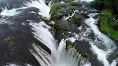 Yeşil ormanda güzel bir şelale, üst manzara. Nehir kanyonda, insansız hava aracı Büyük Şelale. Yüksek kalite 4k görüntü