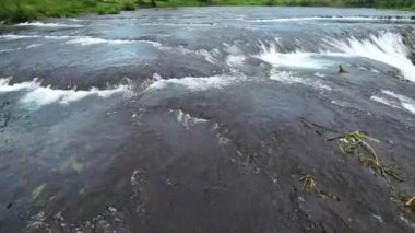 Yeşil ormanda güzel bir şelale, üst manzara. Nehir kanyonda, insansız hava aracı Büyük Şelale. Yüksek kalite 4k görüntü