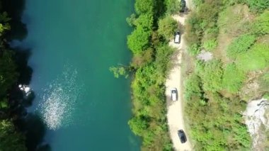 Yeşil ormanda güzel bir şelale, üst manzara. Nehir kanyonda, insansız hava aracı Büyük Şelale. Yüksek kalite 4k görüntü