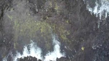 Yeşil ormanda güzel bir şelale, üst manzara. Nehir kanyonda, insansız hava aracı Büyük Şelale. Yüksek kalite 4k görüntü