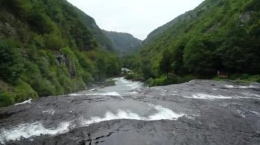 Yeşil ormanda güzel bir şelale, üst manzara. Nehir kanyonda, insansız hava aracı Büyük Şelale. Yüksek kalite 4k görüntü