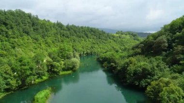 Yeşil ormanda güzel bir şelale, üst manzara. Nehir kanyonda, insansız hava aracı Büyük Şelale. Yüksek kalite 4k görüntü