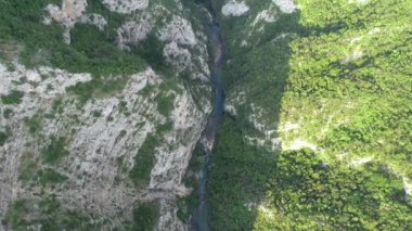 Yeşil ormanda güzel bir şelale, üst manzara. Nehir kanyonda, insansız hava aracı Büyük Şelale. Yüksek kalite 4k görüntü