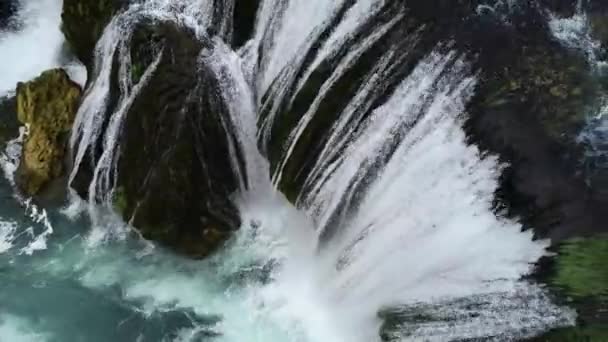 Schöner Wasserfall Grünen Wald Von Oben Gesehen Fluss Einer Schlucht — Stockvideo