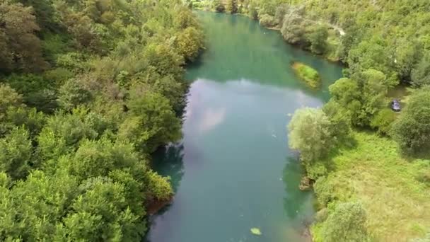 Prachtige Waterval Groen Bos Bovenaanzicht Rivier Een Ravijn Lucht Drone — Stockvideo