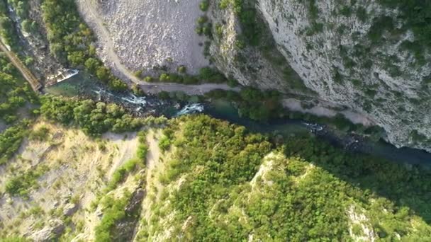 Cachoeira Bonita Floresta Verde Vista Superior Rio Desfiladeiro Drone Aéreo — Vídeo de Stock