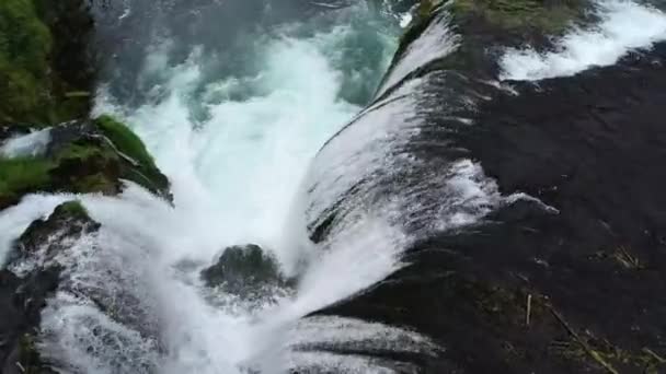 Schöner Wasserfall Grünen Wald Von Oben Gesehen Fluss Einer Schlucht — Stockvideo
