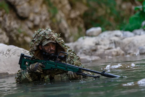 Seorang Militer Atau Pemain Airsoft Dalam Setelan Kamuflase Menyelinap Sungai — Stok Foto