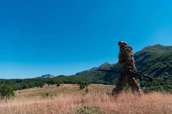 Soldado Exército Segurando Rifle Sniper Com Escopo Andando Floresta Guerra — Fotografia de Stock