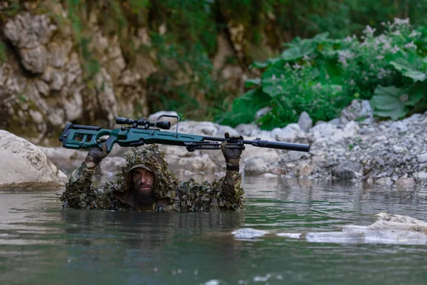 Askeri Bir Adam Kamuflaj Kıyafetli Bir Havalı Oyuncu Nehri Gizlice — Stok fotoğraf